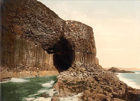 Bez lęku - Scotland-Staffa-Fingals-Cave-1900.jpg
