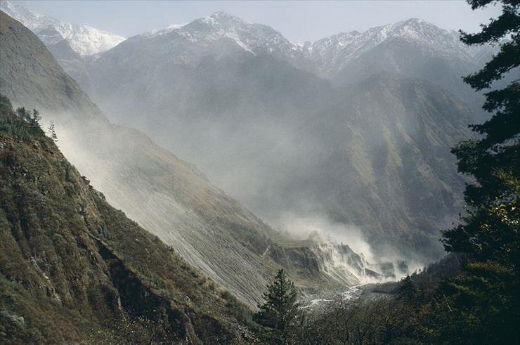 Nepal - obrazy - Wind_erosion_Kalopani_Nepal. Wysokogórski krajobraz Nepalu.jpg