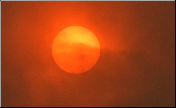 Bizancjum - obrazy - Zamglone przez pył wulkaniczny Słońce w zenicie . red-sun-liverpool-uk.jpg