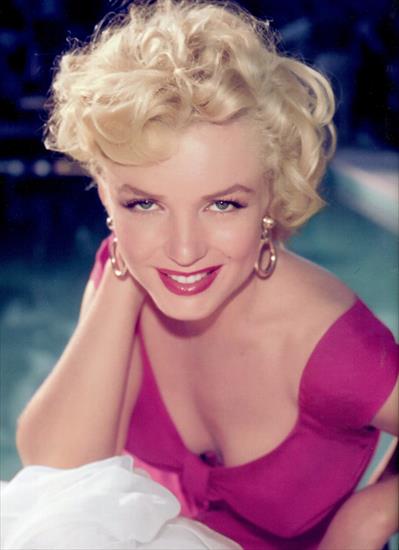 Marilyn Monroe - F2n2cHfbUAAlJ8q.jpg