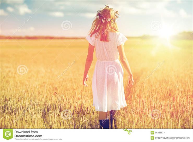 ZBOŻE - szczęśliwa-młoda-kobieta-w-kwiatu-wianku-na-zboża-polu-95255573.jpg
