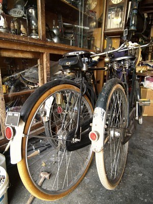 rowery - 729532-dwie-stare-rowery-w-pomieszczeniu-pe-nym-starych--mieci.jpg